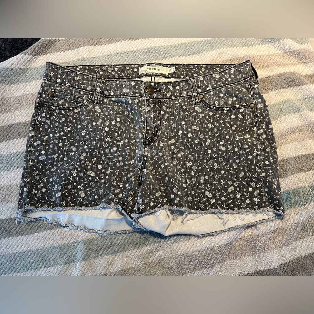 EUC Torrid size 18 black Denim Shorts with pattern